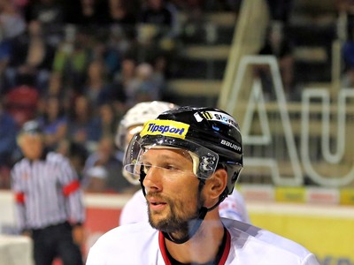 Hviezda slovenského hokeja Richard Zedník počas exhibičného duelu medzi HC '05 iClinic Banská Bystrica - hviezdy slovenského hokeja.
