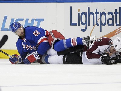Erik Johnson bol zasiahnutý