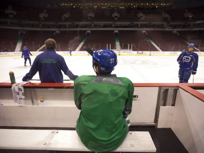 Rick Rypien sleduje spoluhráčov