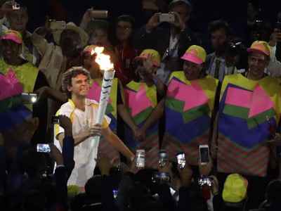Gustavo Kuerten priniesol olympijský oheň