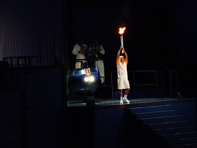 Bývalý brazílsky atlét Vanderlei Cordeiro de Lima zapálil olympijský oheň