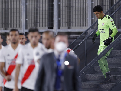Stredopoliar Enzo Nicolas Pérez sa postavil do brány v zápase Pohára osloboditeľov