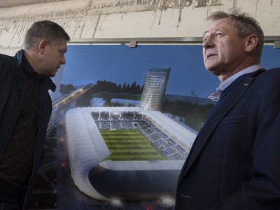 Na snímke vľavo predseda vlády SR Robert Fico a vpravo majiteľ klubu ŠK Slovan Bratislava Ivan Kmotrík st.