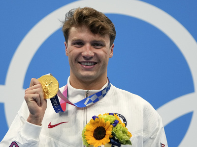 Americký plavec Robert Finke pózuje so zlatou medailou