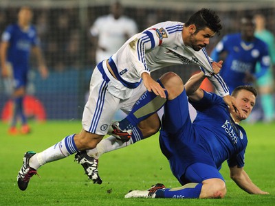 Diego Costa (vľavo) v súboji s Robertom Huthom