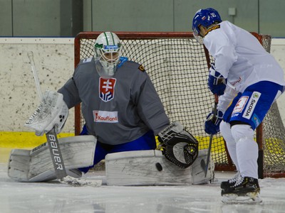 Brankár Andrej Košarišťan a Róbert Lantoši počas tréningu slovenskej hokejovej reprezentácie
