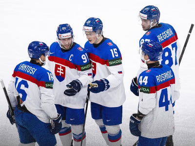 Slovenská hokejisti počas porady