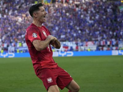 Kapitán Poľska Robert Lewandowski sa teší po strelení gólu na 1:1 