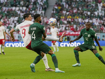 Poľský hráč Robert Lewandowski (vľavo) v súboji s Abdulelahom Al-Amriom zo Saudskej Arábie 