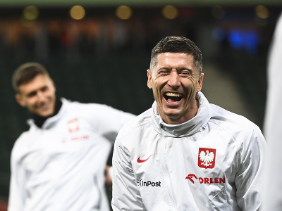 Poľský futbalista Robert Lewandowski sa usmieva pred prípravným zápasom pred MS 2022 v Katare Poľsko - Čile 