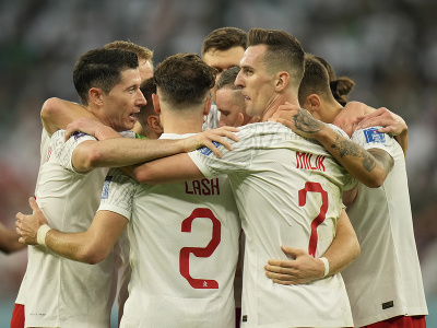 Poľskí futbalisti oslavujú gól