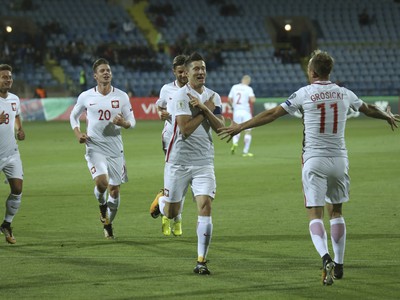 Robert Lewandowski sa raduje so spoluhráčmi z gólu