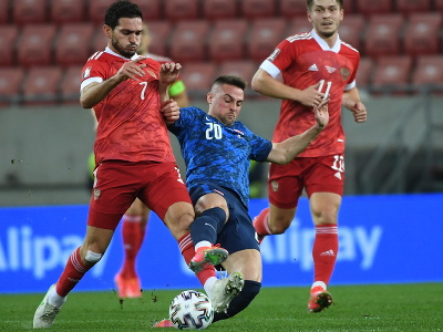 Magomed Ozdojev (vľavo) a slovenský futbalista Róbert Mak v súboji o loptu