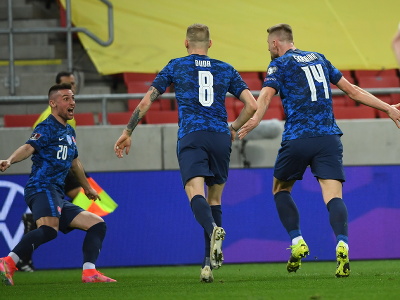 Slovenský futbalista Milan Škriniar sa teší so spoluhráčmi po strelení úvodného gólu