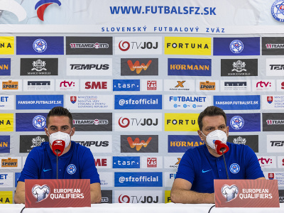 Na snímke zľava futbalista Róbert Mak a tréner slovenskej futbalovej reprezentácie Štefan Tarkovič