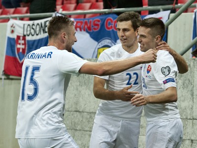 Róbert Mak (Slovensko) sa raduje po strelení úvodného gólu so spoluhráčmi Jakubom Holúbekom (uprostred) a Milanom Škriniarom