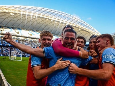 Róbert Mak (v strede) oslavuje gól so spoluhráčmi
