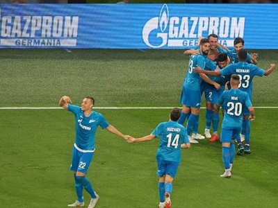 Róbert Mak (20) so spoluhráčmi oslavuje gól Zenitu