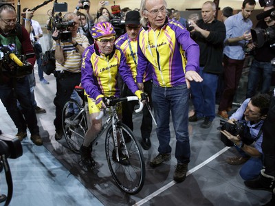 105-ročný francúzsky cyklista Robert Marchand v cieli pokusu o vytvorenie rekordu v hodinovke v jeho vekovej kategórii
