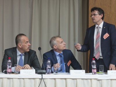 Na snímke zľava prezident SZĽH Igor Nemeček, generálny sekretár SZĽH Róbert Pukalovič a člen výkonného výboru SZĽH Lukáš Machata počas zasadnutia Rady Slovenského zväzu ľadového hokeja (SZĽH)