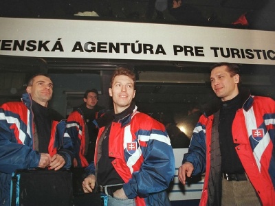 Hlavná časť slovenskej výpravy ZOH v Nagane odletela vo štvrtok 29.januára  1998 zo Schwechatu do Japonska. Na sn. hokejisti zľava: Róbert Pukalovič, Ľubomír Kolník, Otto Haščák a Zdeno Cíger (v pozadí).