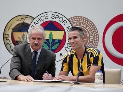 Robin van Persie podpisuje novú zmluvu s Fenerbahce Istanbul