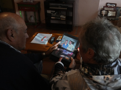 Rodičia Santiaga Sáncheza ukazujú synove fotky