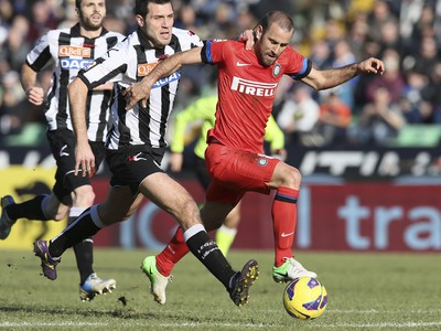 Rodrigo Palacio preniká defenzívou Udinese