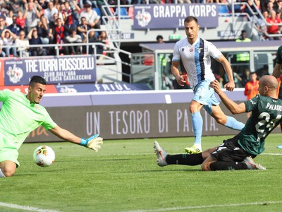 Rodrigo Palacio strieľa gól