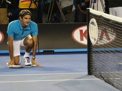 Roger Federer v netradičnej pozícii, počas exhibície si skúsil pozíciu zberača loptičiek