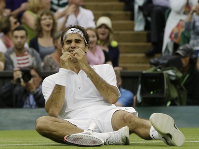 Roger Federer po poslednej loptičke finále Wimbledonu. Získal siedmy titul a opäť je lídrom rebríčka