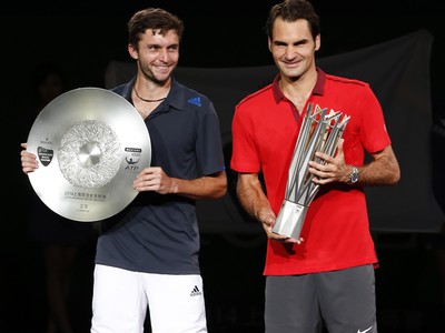 Roger Federer a Gilles Simon so svojimi trofejami