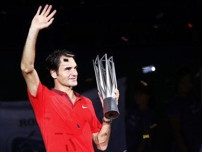 Roger Federer s trofejou pre víťaza
