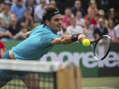 Roger Federer sa načahuje za loptičkou
