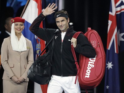 Roger Federer prichádza na kurt