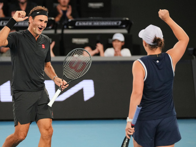 Roger Federer a trojnásobná grandslamová šampiónka Ashleigh Bartyová