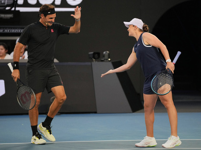 Roger Federer a trojnásobná grandslamová šampiónka Ashleigh Bartyová