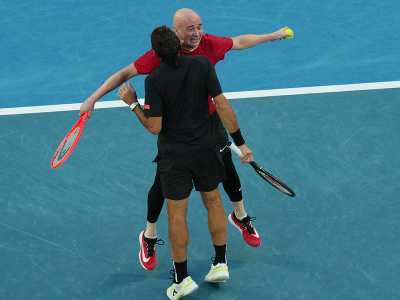 Legendárny Andre Agassi a Roger Federer