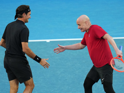 Legendárny Andre Agassi a Roger Federer