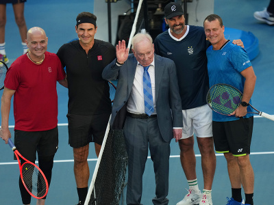 Legendárny Andre Agassi a Roger Federer, Rod Laver a vpravo dvojica domácich legiend Pat Rafter a Lleyton Hewitt