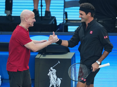 Legendárny Andre Agassi a Roger Federer