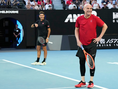 Roger Federer a legendárny Andre Agassi