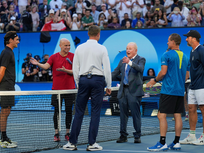 Roger Federer a Andre Agassi si to vo štvorhre rozdali s dvojicou domácich legiend Lleyton Hewitt a Pat Rafter (vpravo)
