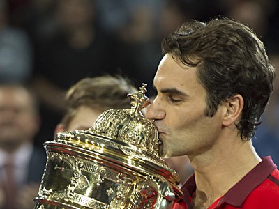 Roger Federer s trofejou pre víťaza