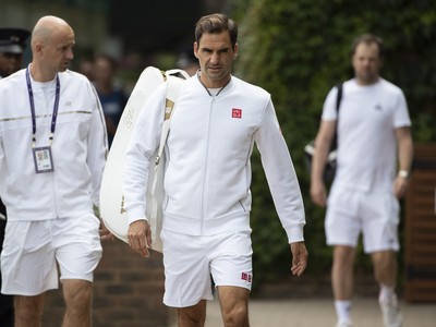 Roger Federer s trénerom Ivanom Ljubičičom, v pozadí Severin Luthi