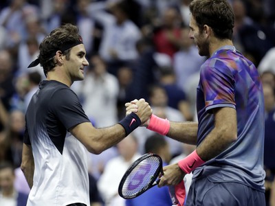 Juan Martín Del Potro si podáva ruku s Rogerom Federerom