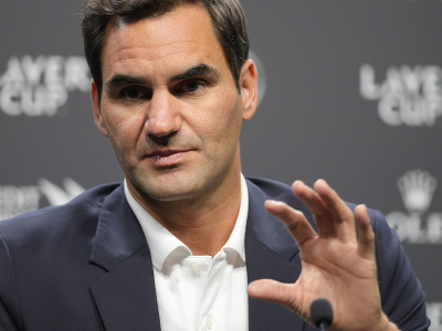 Švajčiarsky tenista Roger Federer počas tlačovej konferencie pred Laver Cupom v Londýne
