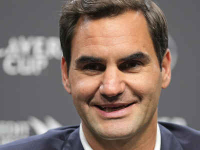 Švajčiarsky tenista Roger Federer počas tlačovej konferencie pred Laver Cupom v Londýne