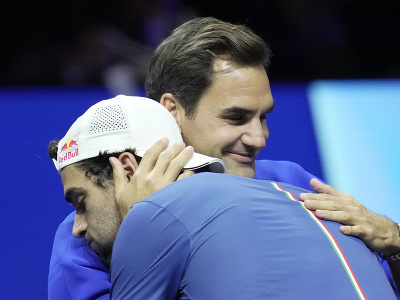 Matteo Berrettini oslavuje svoj triumf na Laver Cupe s Rogerom Federerom