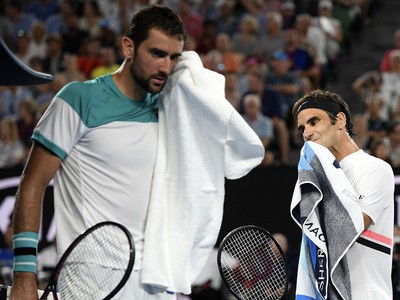 Roger Federer a Marin Čilič sa utierajú